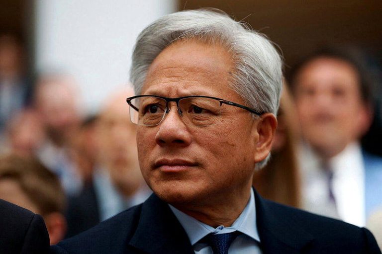 黄仁勋已承诺在全球投资数千亿美元，希望加快AI普及，带动自家产品需求。(路透)