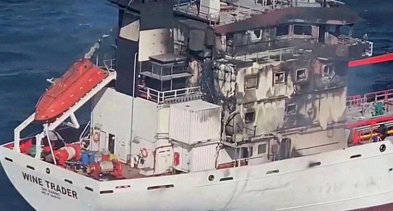 罗马尼亚黑海商船遭无人机袭击起火 造成7人失踪 一艘悬挂圣马力诺国旗的葡萄酒贸易油轮15日在罗马尼亚领海起火。路透