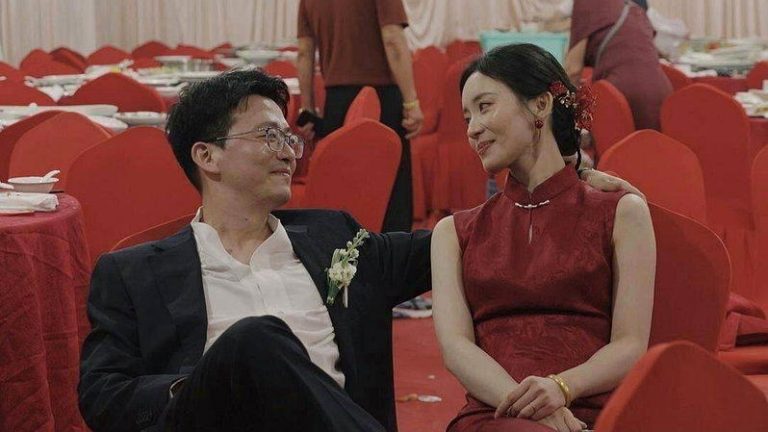 一眼万年…启东新人婚礼结束后无声对视刷屏 网:最好的爱情 启东老宅婚礼这对视一幕刷屏全网:最好的爱情,藏在安静的对视里。(取材自扬子晚报)