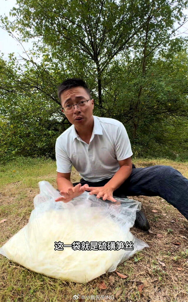 曾曝光「甲醛白菜」问题的博主「渔猎齐哥」，16日再揭露有阳朔商户用硫磺熏制桂花。...