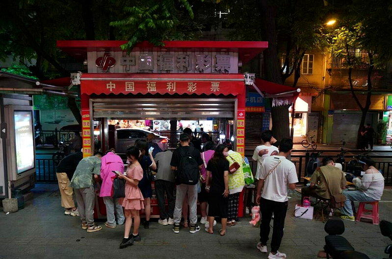 民众在街边的彩票销售点购买彩票，示意图。（取材自南方人物周刊）