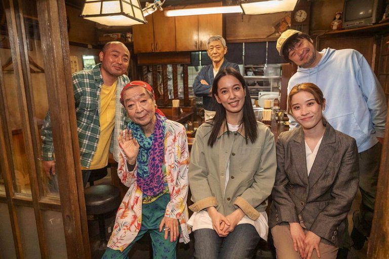 挺孕肚拍深夜食堂 陈庭妮怕拖累剧组 陈庭妮(中)怀孕期间赴日客串「深夜食堂」获剧组暖心打气,绫田俊树(前排左)、陈庭...