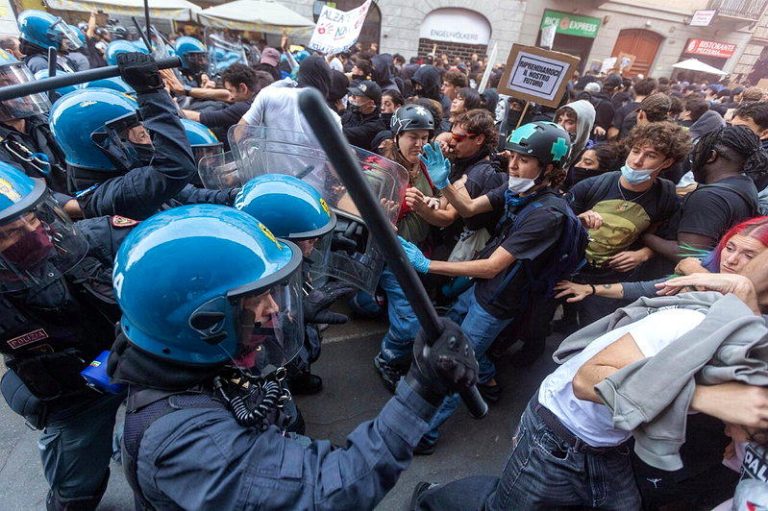 米兰街头抗议民众与警方爆发冲突。(美联社)