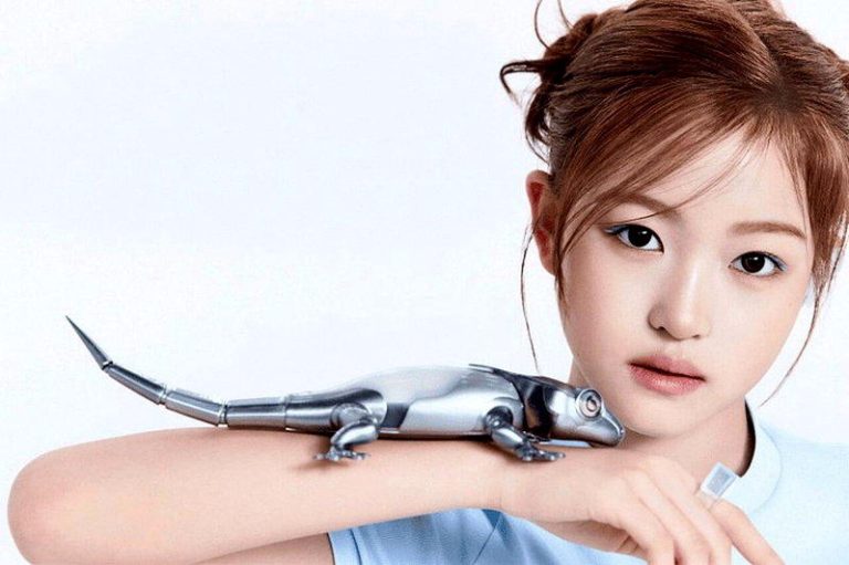 刚出道的南韩女团A2O LITE的北京女孩盛艾敬（艺名AIJING），近日被爆其...