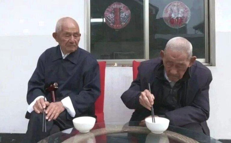 分别104岁与101岁高龄的王良国（左）与王良富（右）兄弟。（取材自现代快报）