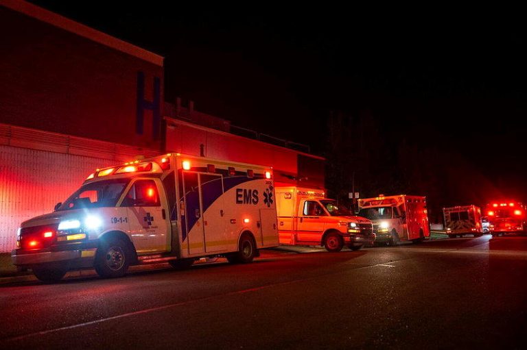 加拿大军事基地大火 传至少7死数十人伤 加拿大亚伯达省韦恩莱特军事基地发生火灾,救援人员与军方人员车辆17日聚集在韦恩莱...