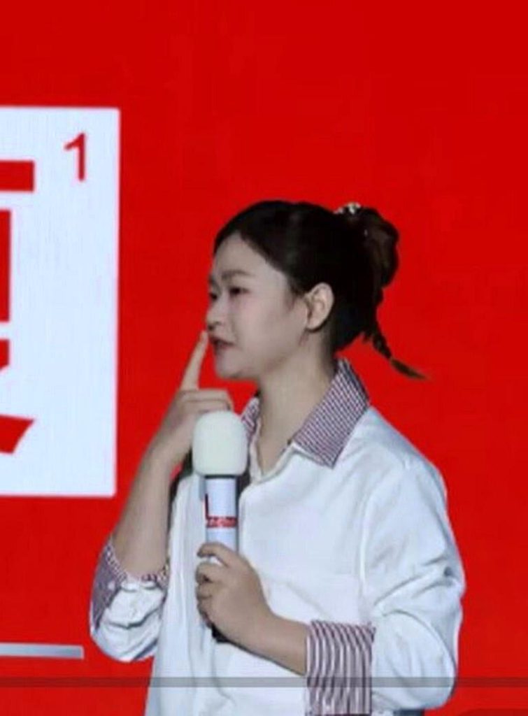 全红婵扎小辫亮相。（视频截屏）
