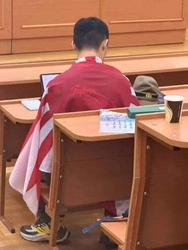 中国留学生披旭日旗上课，本人鞠躬道歉。（取材自都市快报橙柿交互）