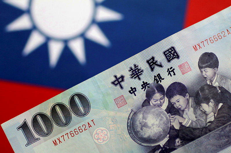 华侨银行和ING预估新台币兑美元年底前可升至31.60元和31.50元。(路透)