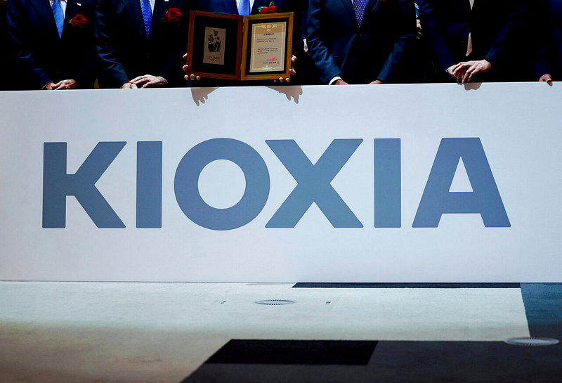 日本记忆芯片制造厂商铠侠(Kioxia)股价较6月创下的历史高点已下跌64%。(...