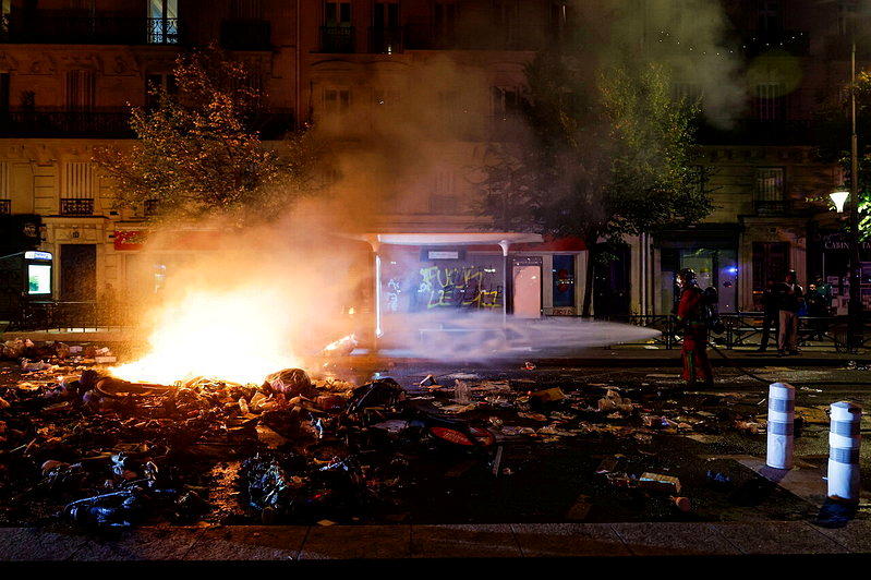 图为巴黎示威者与镇暴警察爆发冲突,消防员处理街头燃烧的路障。(欧新社)