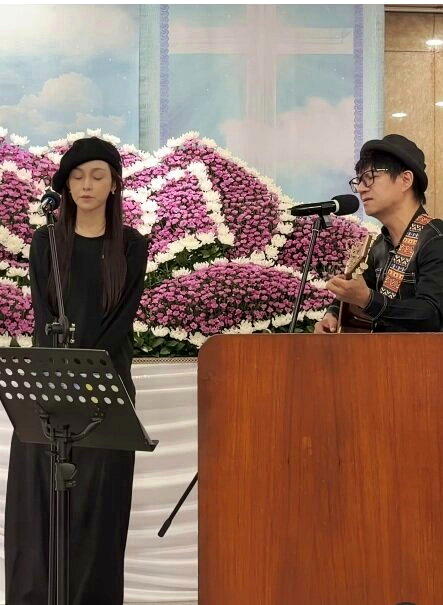 范玮琪(左)和江宏恩献唱诗歌送别陈建州奶奶。(取材自Instagram)