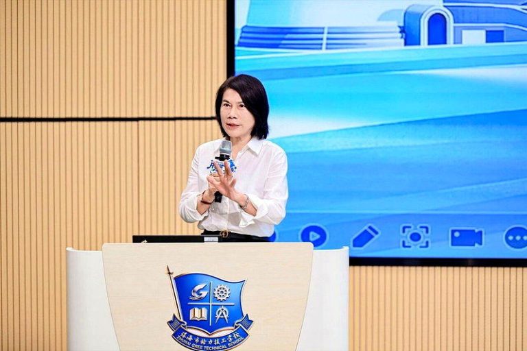 格力技校开学 董明珠下令禁学生谈恋爱…网友坐不住了 格力董事长董明珠,在格力技校开学时立下三规矩。 (取材自微博)