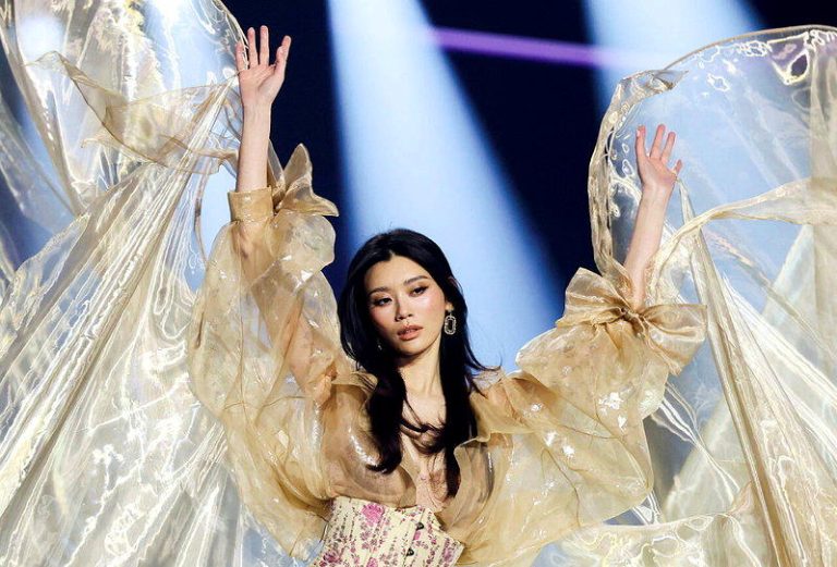奚梦瑶维密压轴美翻 昔摔倒遭群嘲 产后胖15公斤自律逆袭 奚梦瑶时隔8年重返「维多利亚的秘密」舞台。(路透)