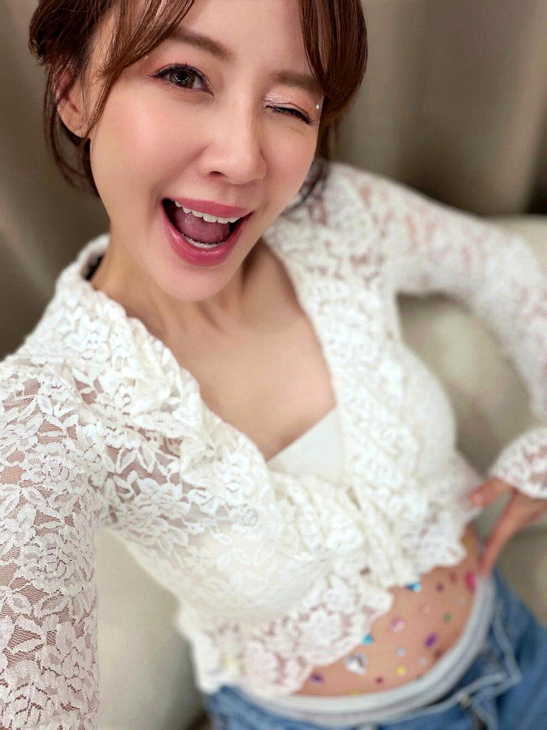 赖薇如开心宣布怀孕。(取材自脸书)