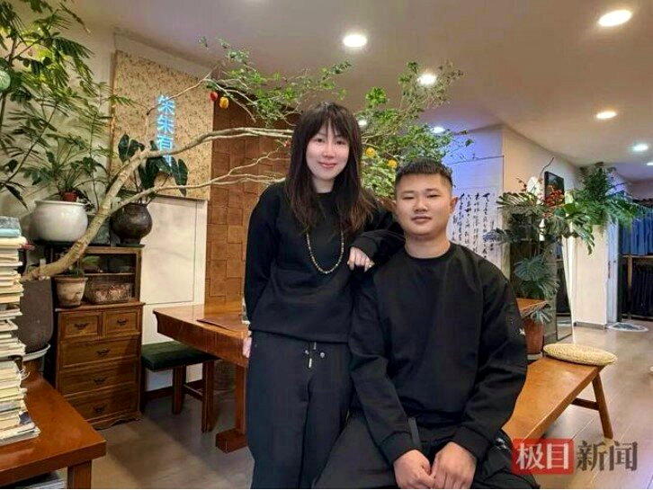 相识8年后,王书明专程从山东烟台飞到武汉,与朱朱首度见面并留下合影。(取材自极目...