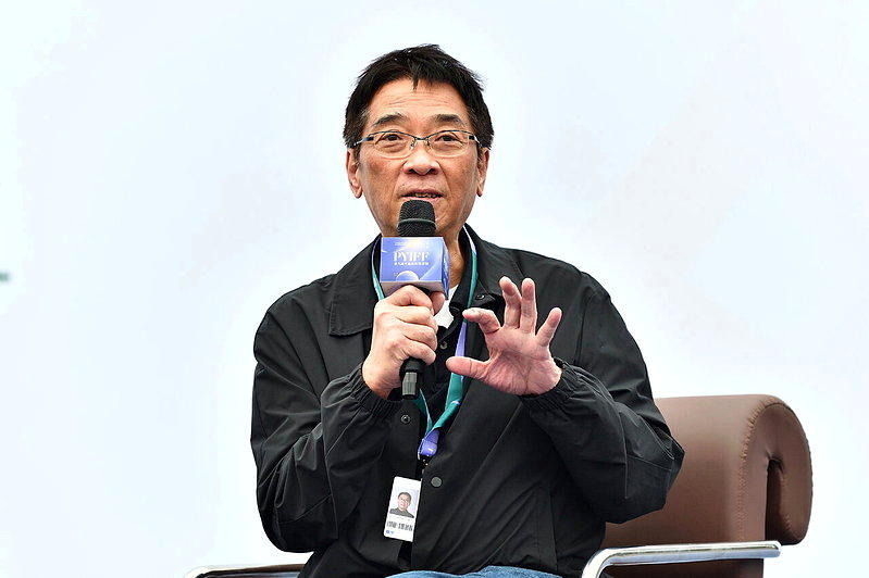 刚获香港演艺学院荣誉院士的导演关锦鹏认为,香港电影的内核生命力来自于代代相传的传...
