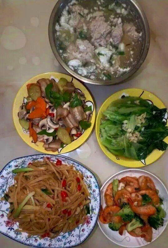 方成在武汉上门做饭,月收入8800到1万人民币,最重要是可以兼顾家庭。(取材自九...