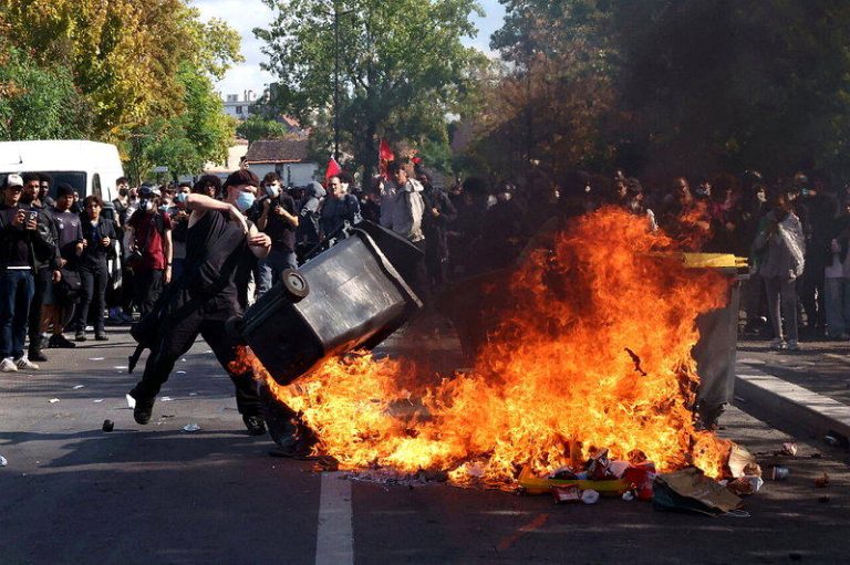 法国上周末多地爆发示威，部分地区更演变成暴力冲突、商店遭洗劫及纵火事件，街头气氛...