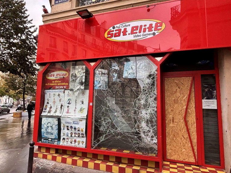 法国17日全国性示威演变成严重暴力事件，巴黎伏尔泰大道一家游戏商店橱窗被砸破。(...