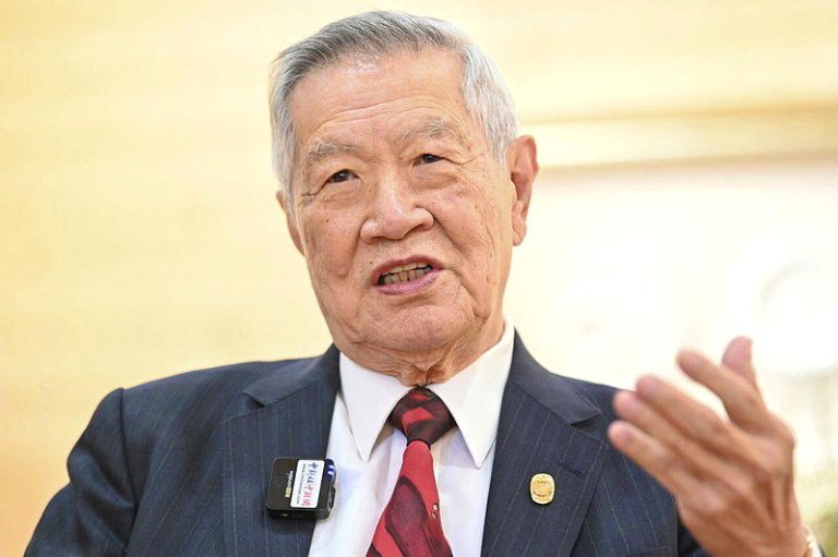 「神探」李昌钰23日安葬江苏扬州 妻子:带他回家 著名美籍华裔刑事鉴识专家李昌钰,今年3月在美去世,终年87岁。他的夫人蒋霞萍于1...